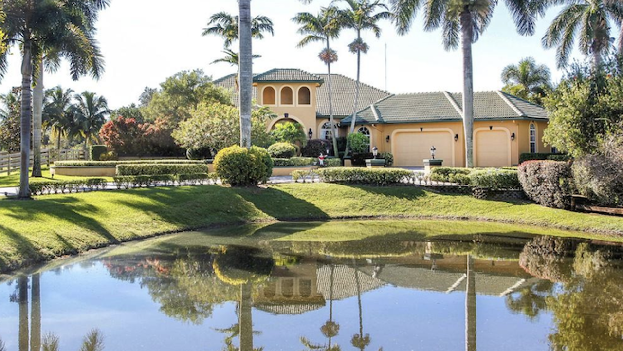 Former Notre Dame coach Charlie Weis is selling his massive Florida horse farm
