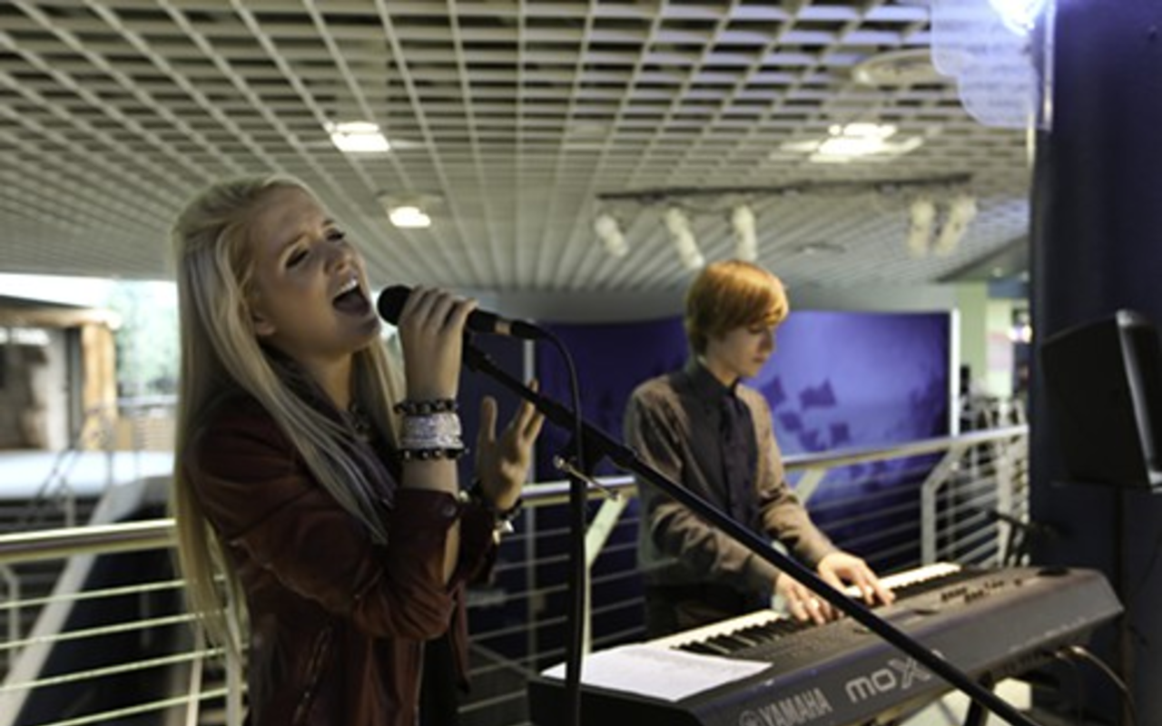Fifteen year old singer Macy Kate and nineteen year old keyboardist Jesse Leonard entertained the crowd with songs like Lights by Ellie Golden and Irreplaceable by Beyonce.