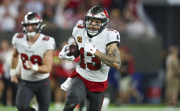Mike Evans clinched 1,000 receiving yards for the season with an 11-yard catch in the final frame.