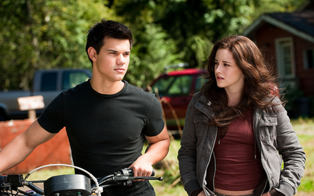 Movie Review: The Twilight Saga: Eclipse, starring Kristen Stewart, Taylor Lautner and his abs, Robert Pattinson, and Dakota Fanning, is the best movie yet (with trailer video)