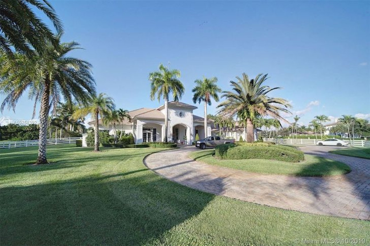 NBA star Rudy Gay just sold his massive Florida mansion to NFL center Rodney Hudson