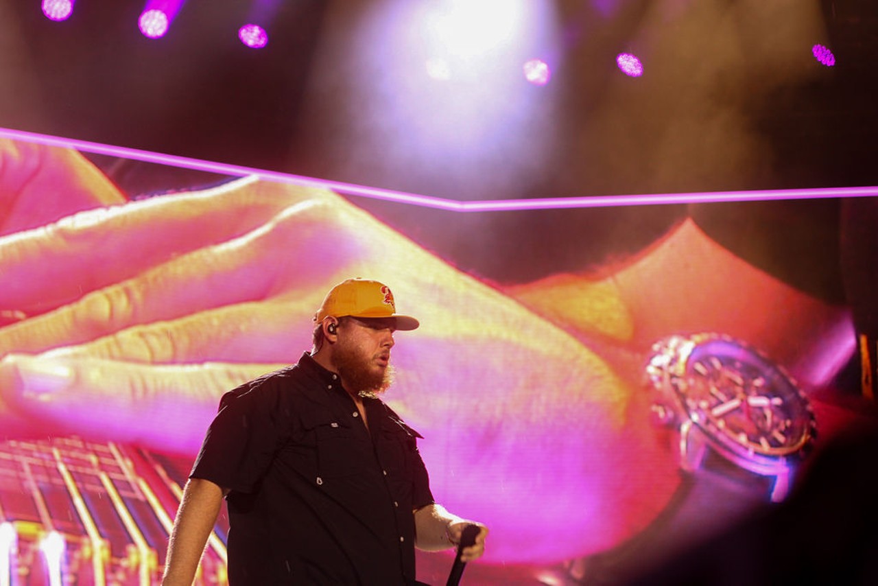 Photos: Luke Combs, in a creamsicle Bucs hat, kicks off two-night Tampa  stand at Raymond James Stadium, Tampa