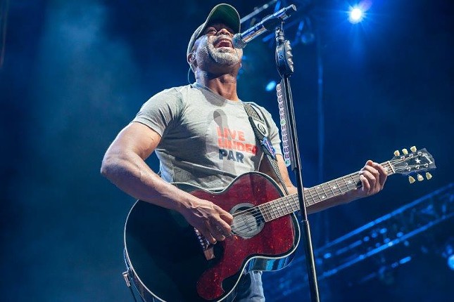 Photos of Hootie and the Blowfish and Barenaked Ladies playing Tampa