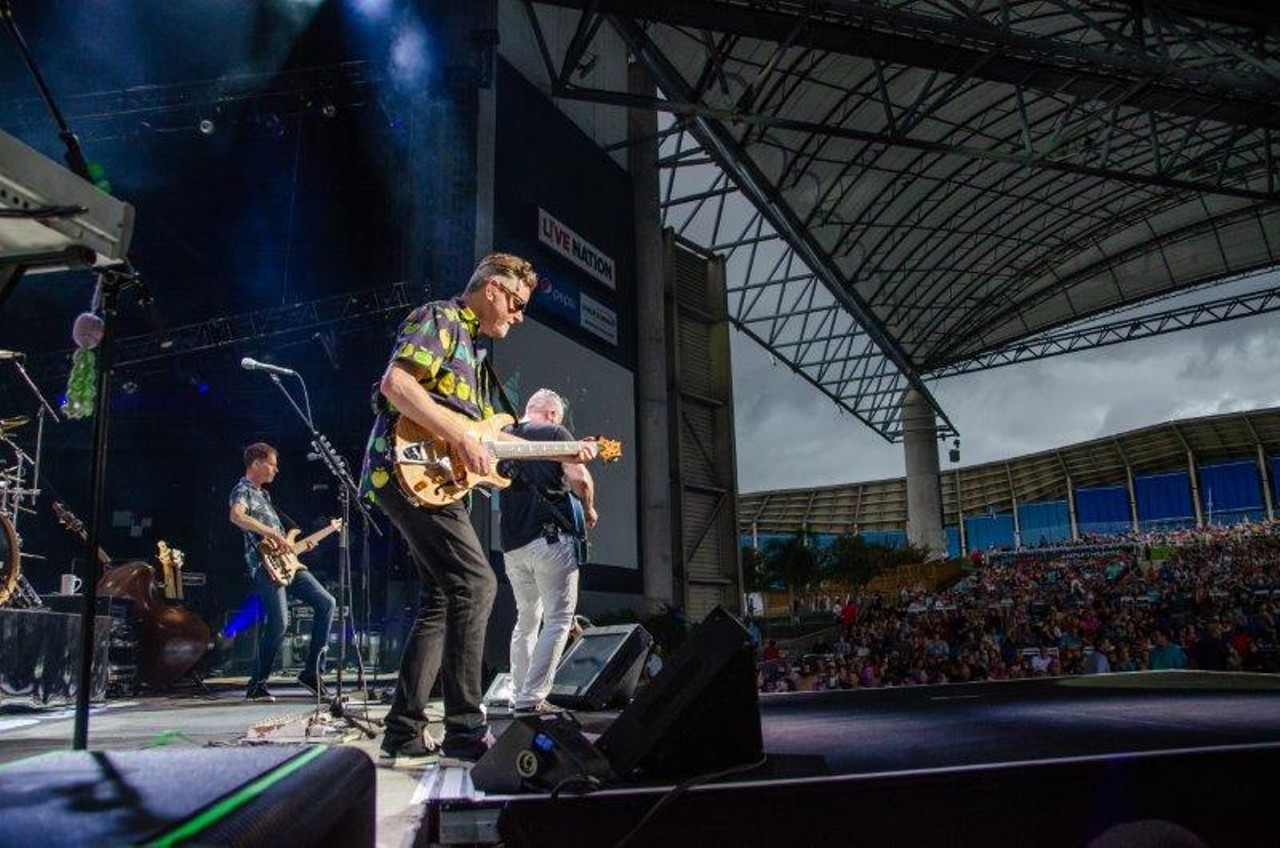 Photos of Hootie and the Blowfish and Barenaked Ladies playing Tampa