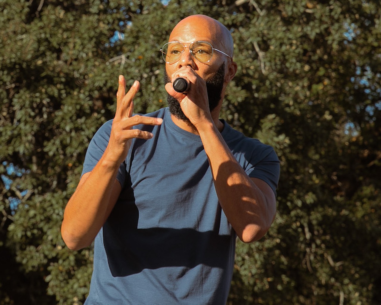 Rapper Common knocks on doors, performs for Tampa volunteers on final day of campaigning
