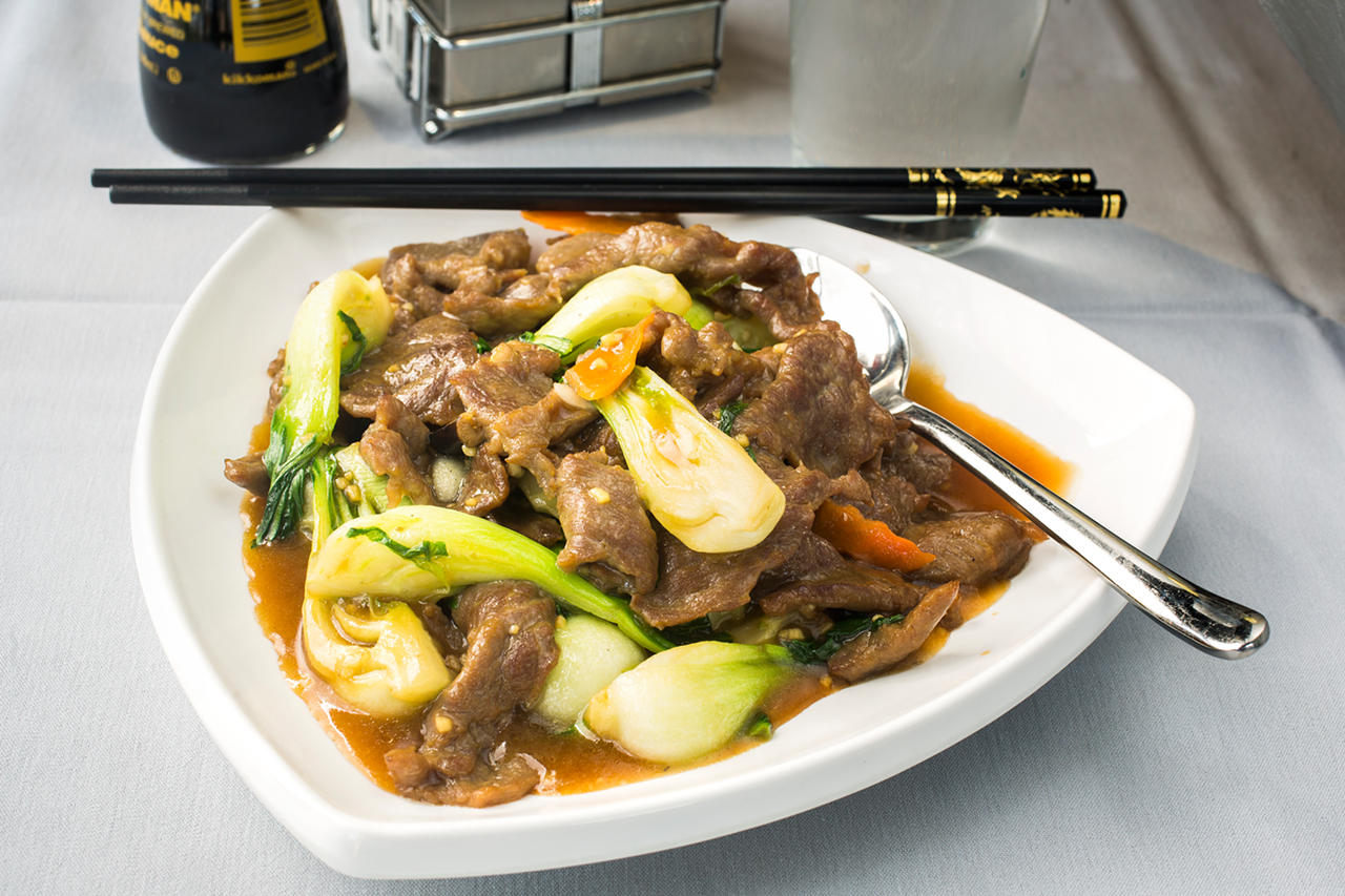 Stir-fried beef with mixed seasonal veggies in garlic brown sauce.