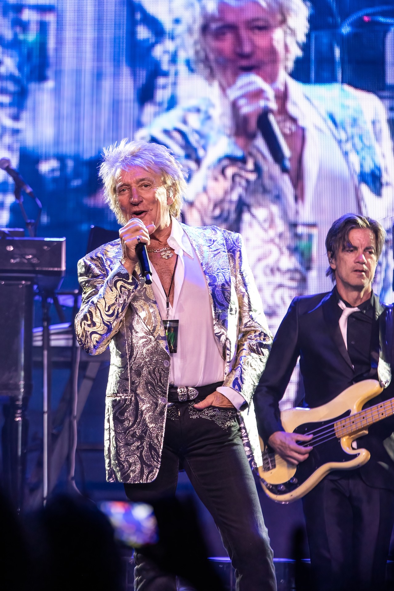 Review: At Tampa Hard Rock, Rod Stewart relishes being on ‘the smallest stage I’ve played on in a long time’