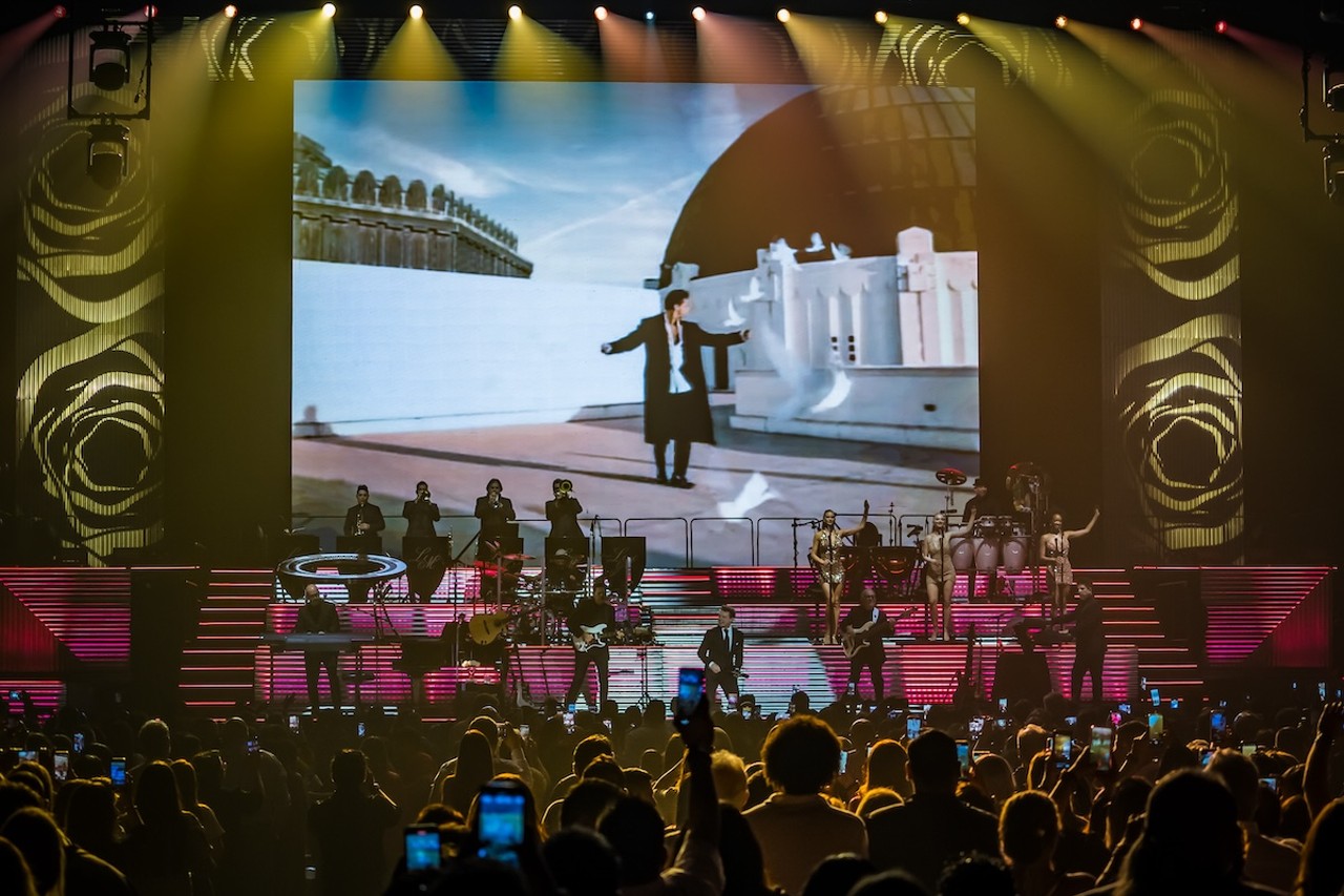 Review: Luis Miguel skips crowd interaction in career-spanning, sold-out, Tampa show [PHOTOS]