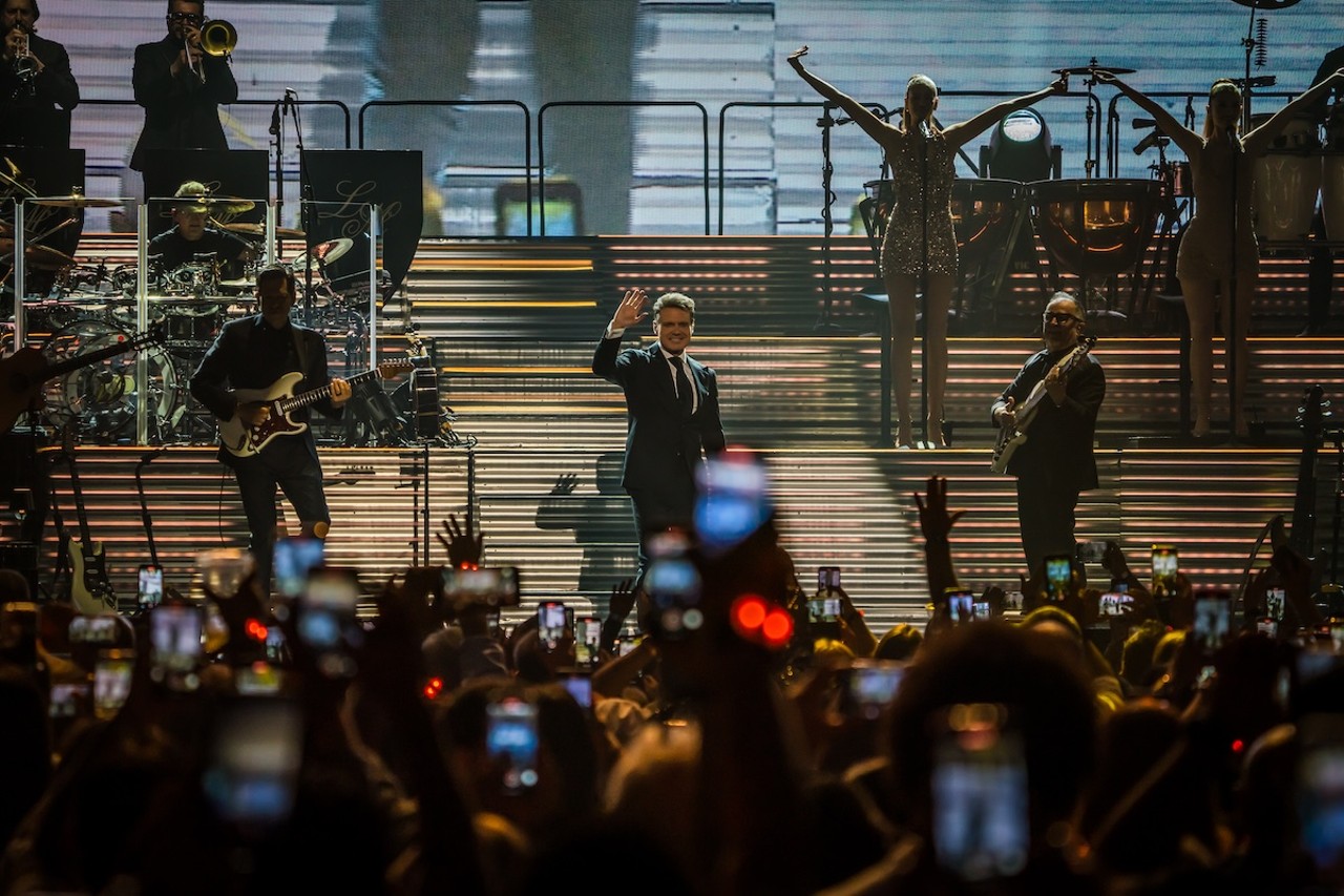 Review: Luis Miguel skips crowd interaction in career-spanning, sold-out, Tampa show [PHOTOS]