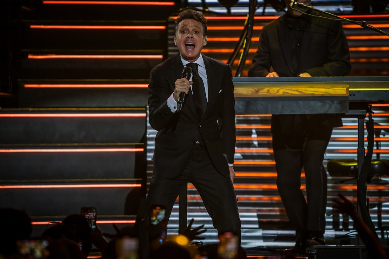 Review: Luis Miguel skips crowd interaction in career-spanning, sold-out, Tampa show [PHOTOS]