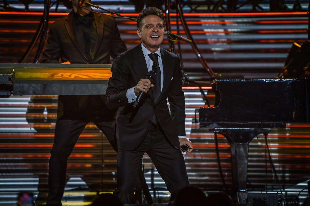 Review: Luis Miguel skips crowd interaction in career-spanning, sold-out, Tampa show [PHOTOS]