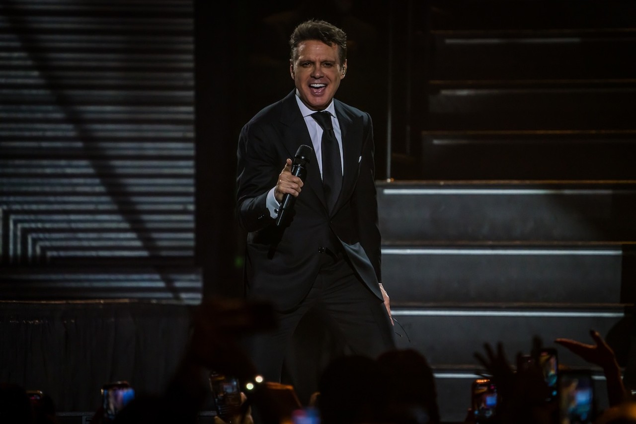 Review: Luis Miguel skips crowd interaction in career-spanning, sold-out, Tampa show [PHOTOS]