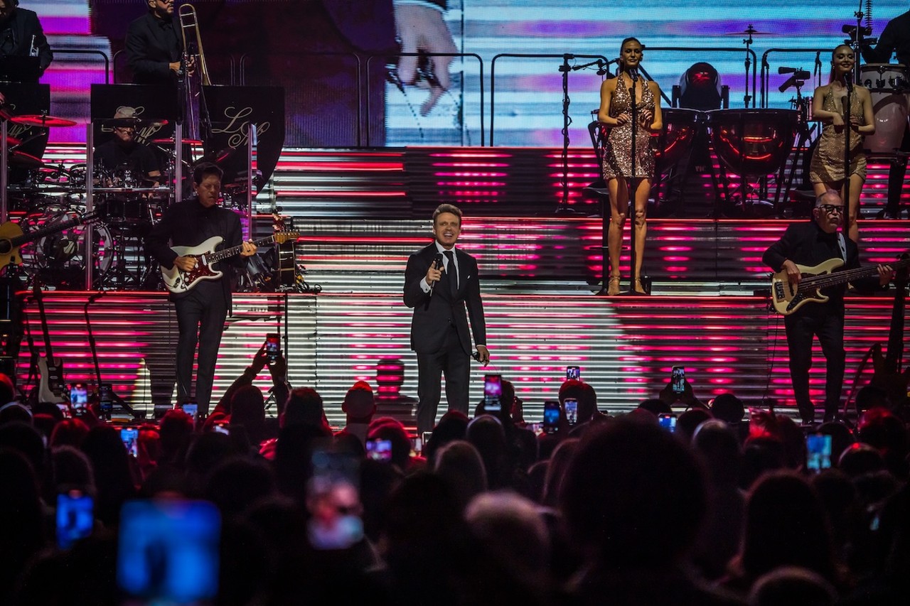 Review: Luis Miguel skips crowd interaction in career-spanning, sold-out, Tampa show [PHOTOS]