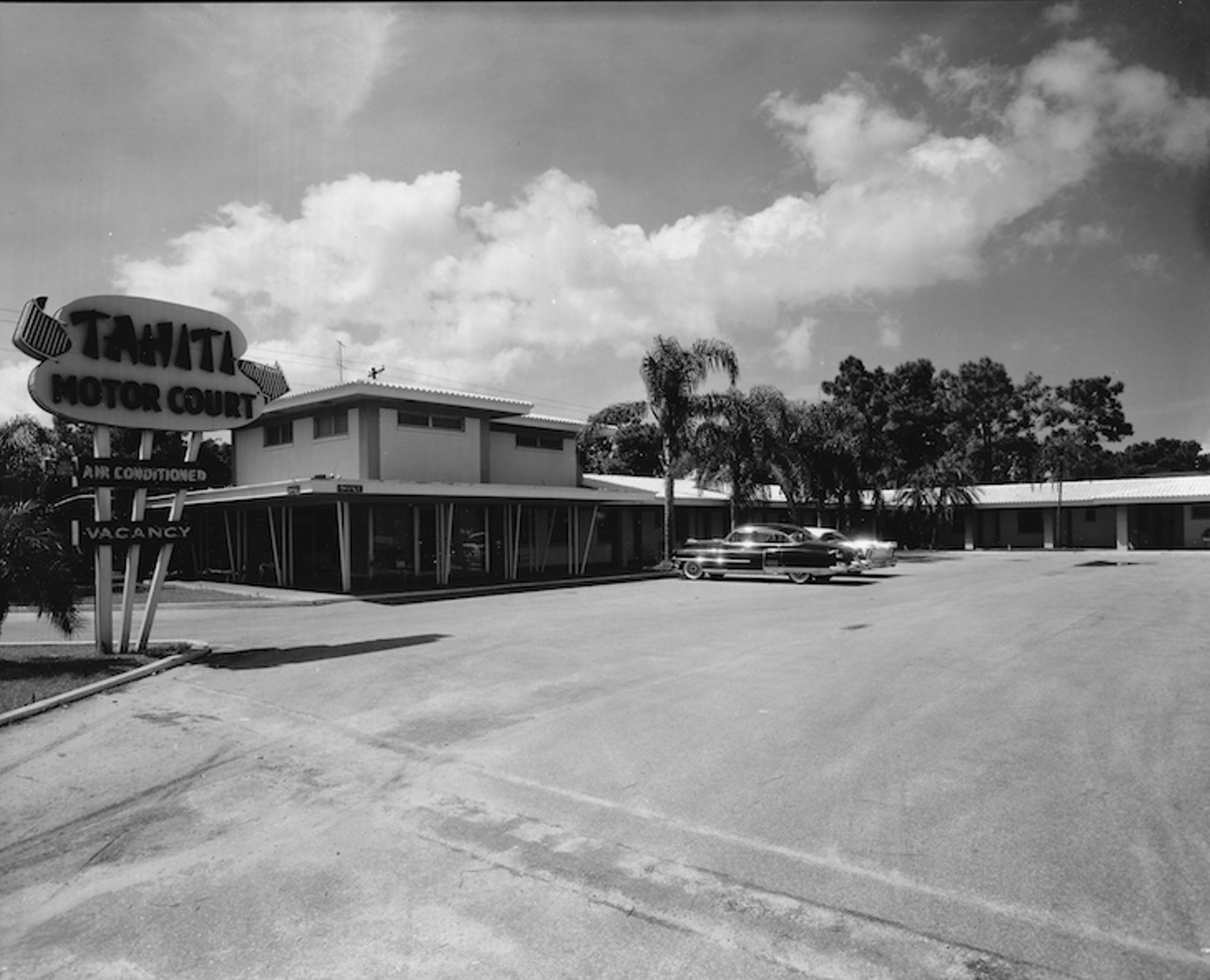 THEN
Tahiti Motor Court
601 South Dale Mabry Highway, 1958.
Tahiti Motor Court opened as a 17-room motel in 1954, welcoming guests to the growing South Tampa area. By 1961, the Tahiti Court transitioned from its original L-shaped structure to a 42-room facility with a pool, a 2-story wing fronting Dale Ave, and a coffee lounge at the center. With that expansion, the owners changed the name to Tahitian Inn.