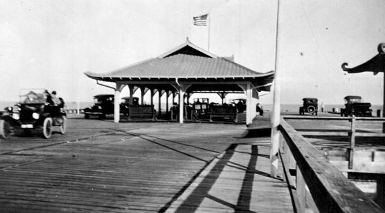 Covered shelter at the end of the municipal pier - Saint Petersburg, Florida, 1917.