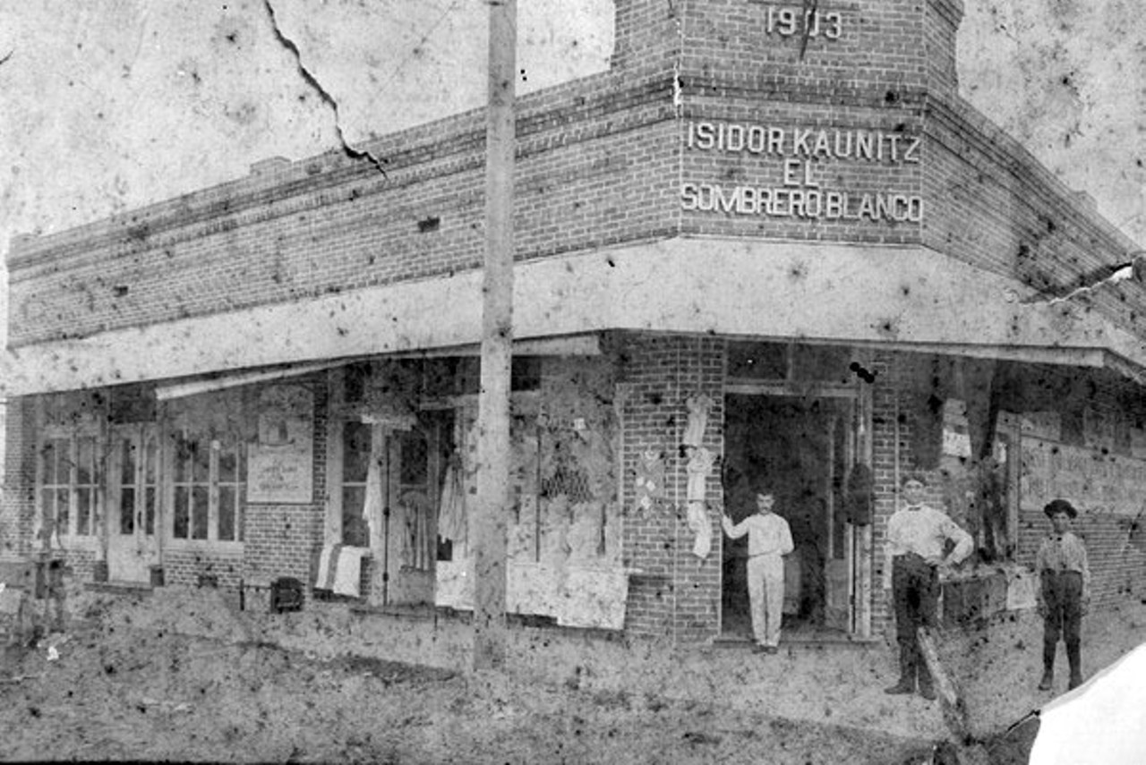 Isidor Kaunitz and Max Argintar outside El Sombrero Blanco on 7th Avenue, between 1903 and 1908.