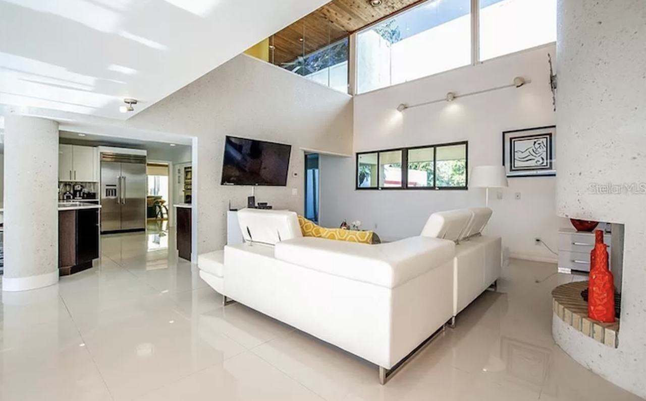 This Siesta Key house comes with a conversation pit and a very Florida party patio