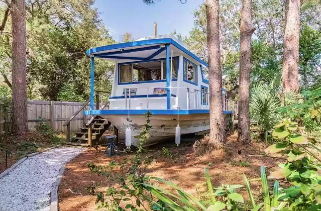 This Tampa house comes with a ready-to-move-in 'Treehouse boat'