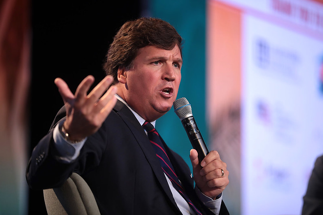 Tucker Carlson speaking with attendees at the 2018 Student Action Summit hosted by Turning Point USA at the Palm Beach County Convention Center in West Palm Beach, Florida. - Gage Skidmore from Peoria, AZ, United States of America / CC BY-SA (https://creativecommons.org/licenses/by-sa/2.0)