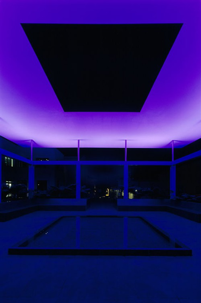 Turrell’s Skyspace at Pomona College in California, Dividing the Light, bathed in violet light at night. - James Turrell, Dividing the Light (Pomona College Skyspace), 2007. (c) James Turrell, photo by Florian Holzherr