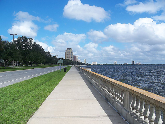 Bayshore Boulevard, Tampa - Wikimedia Commons/Ebyabe