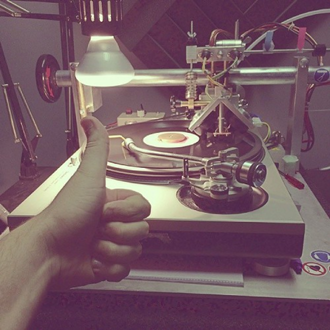 Jonathan Berlin hand cuts Pogoh vinyl in real time. - New Granada Handout