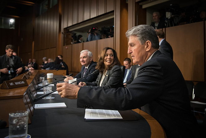 Joe Manchin at a hearing for James Comey on June 9, 2017. - Mark Warner, CC BY 2.0 , via Wikimedia Commons