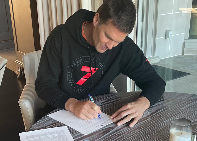 Tom Brady signs one-year extension, keeping him in Tampa Bay through 2022