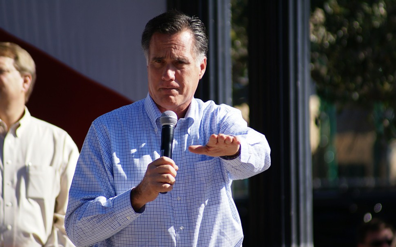 Mitt Romney speaks to about 600 supporters in Downtown Dunedin, saying that he enjoyed Cypress Gardens as a child.