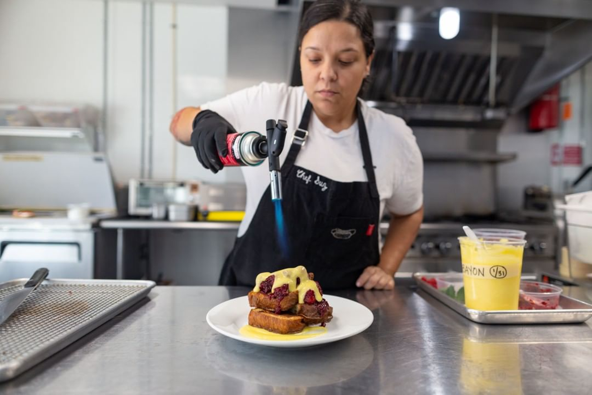 Cass St. Deli and Lee Initiative team up to feed more than 5,000 laid off  Tampa Bay restaurant workers | Creative Loafing Tampa Bay
