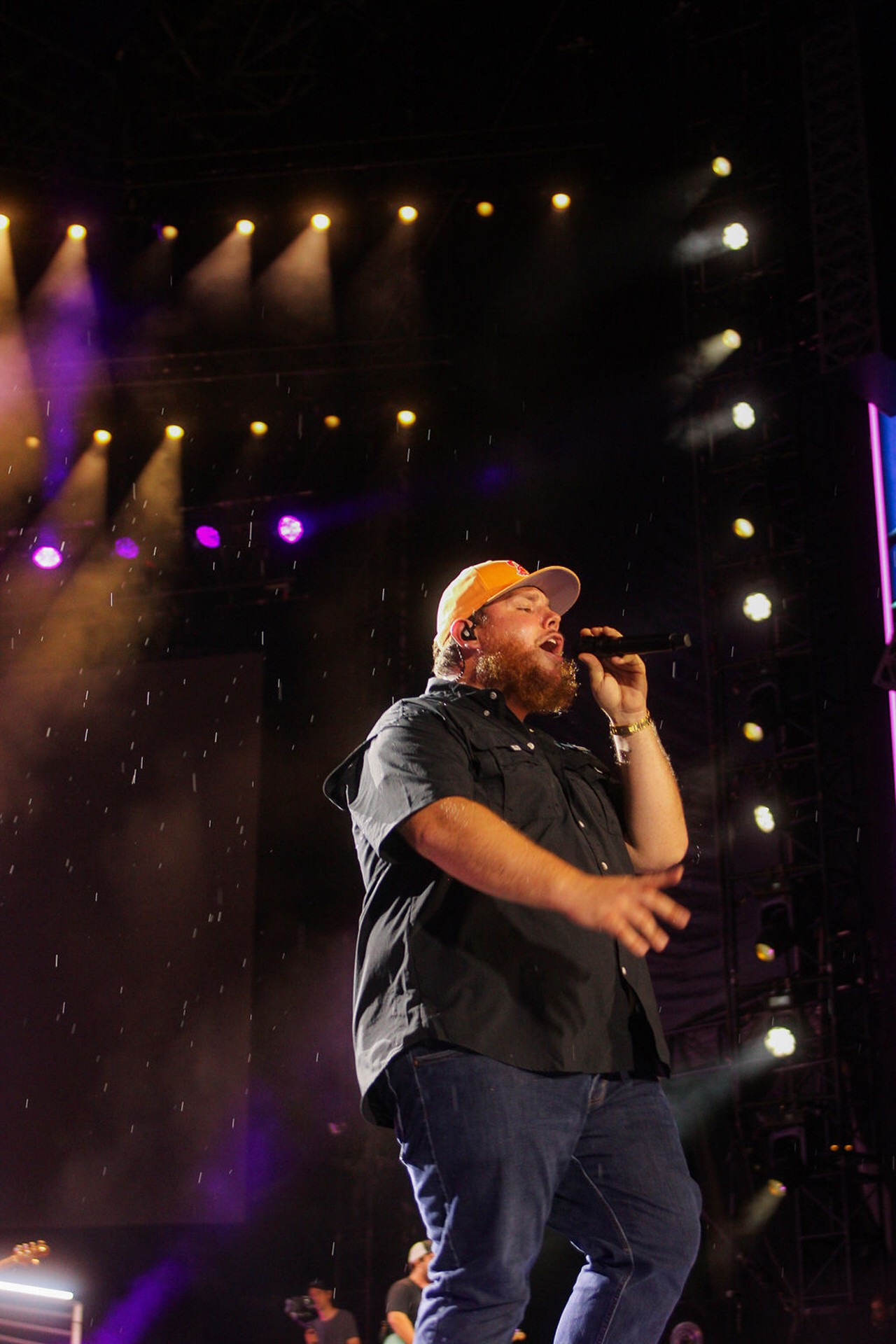 Photos Luke Combs, in a creamsicle Bucs hat, kicks off twonight Tampa