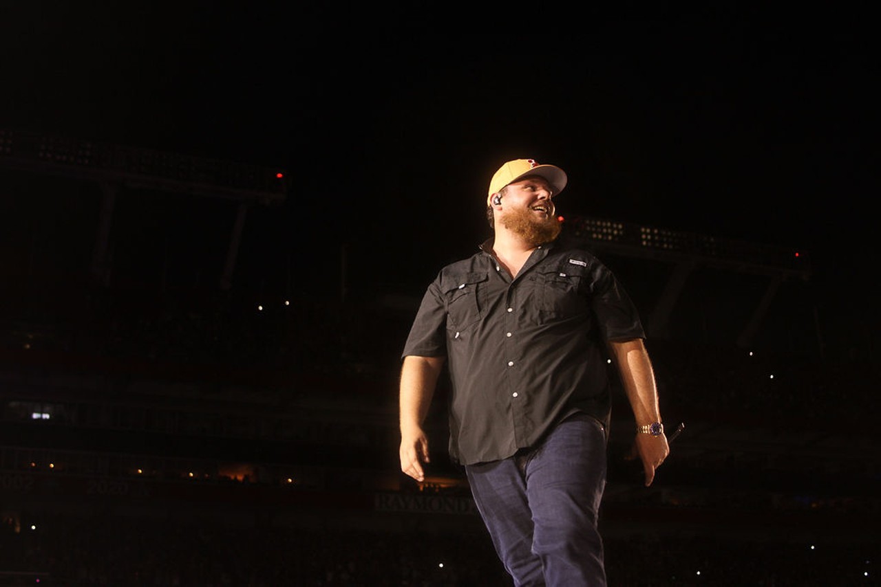 Photos Luke Combs, in a creamsicle Bucs hat, kicks off twonight Tampa