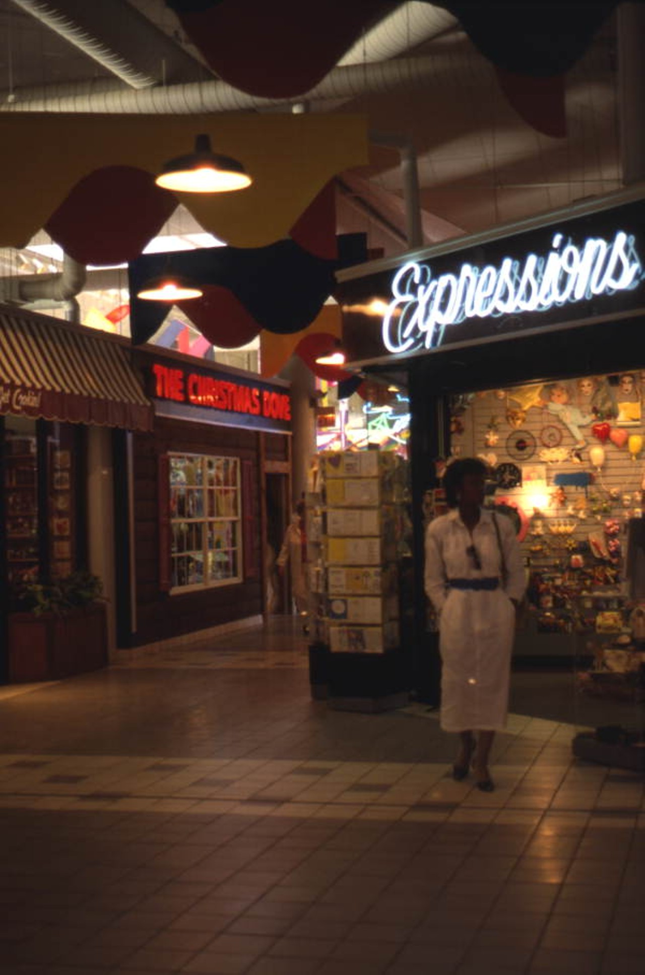 Interior view of the Harbour Island mall in Tampa (1986).