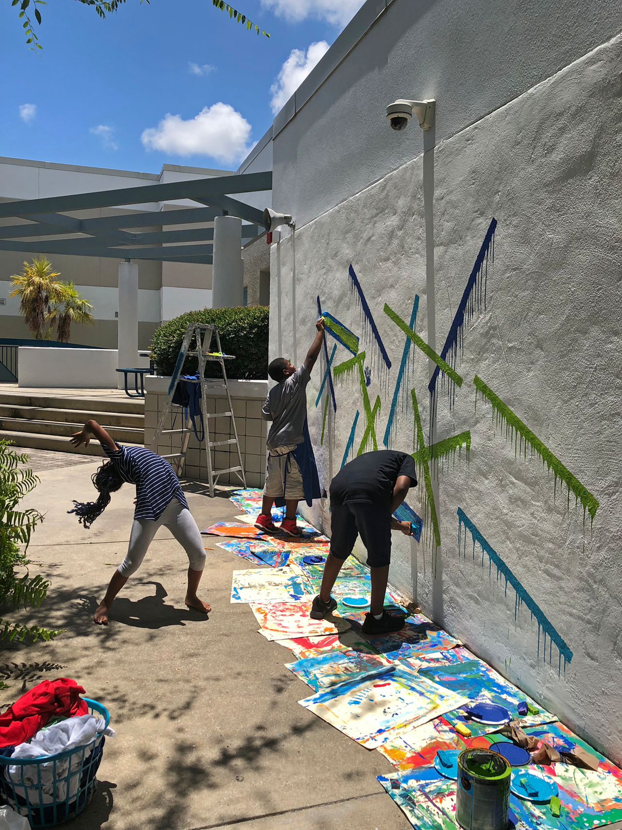 Fairmount Park Elementary School students working on mural